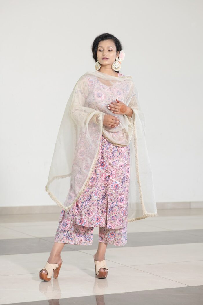 Beautiful floral print pink dress set - Image 2