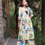 V-neck frilled beige cotton set