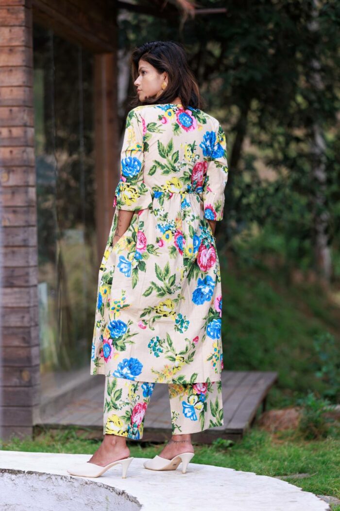 V-neck frilled beige cotton set - Image 4