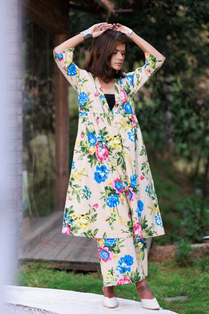 V-neck frilled beige cotton set - Image 5