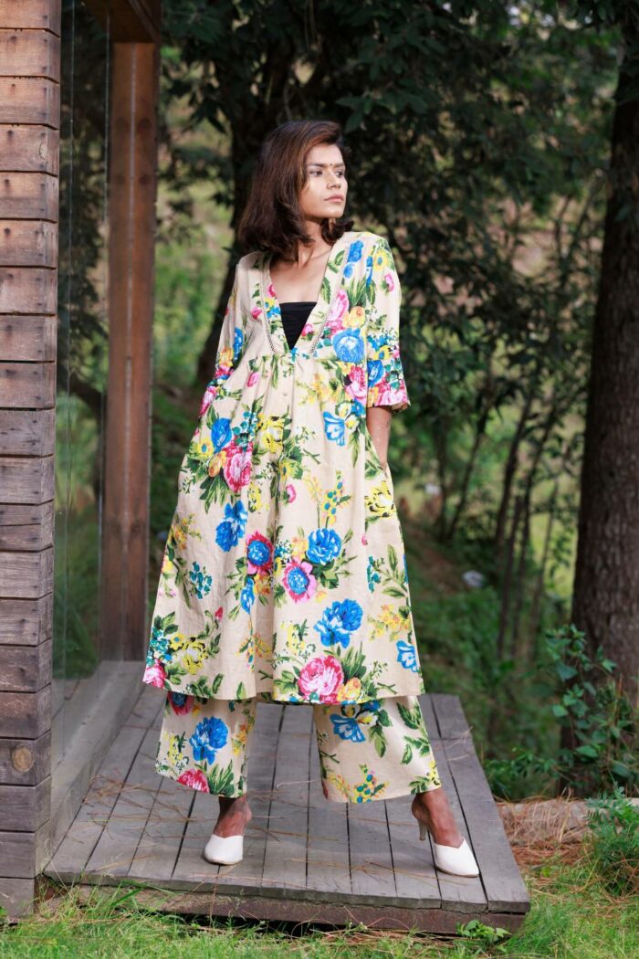 V-neck frilled beige cotton set - Image 2