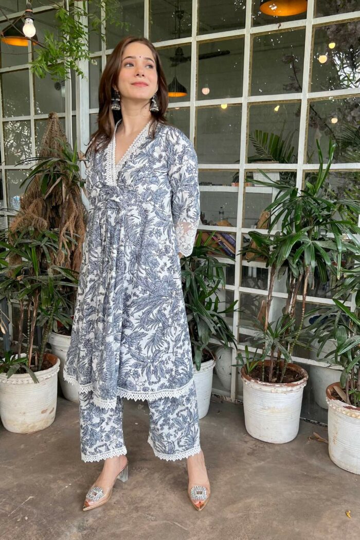 Floral Delight Lace Dress - Image 4